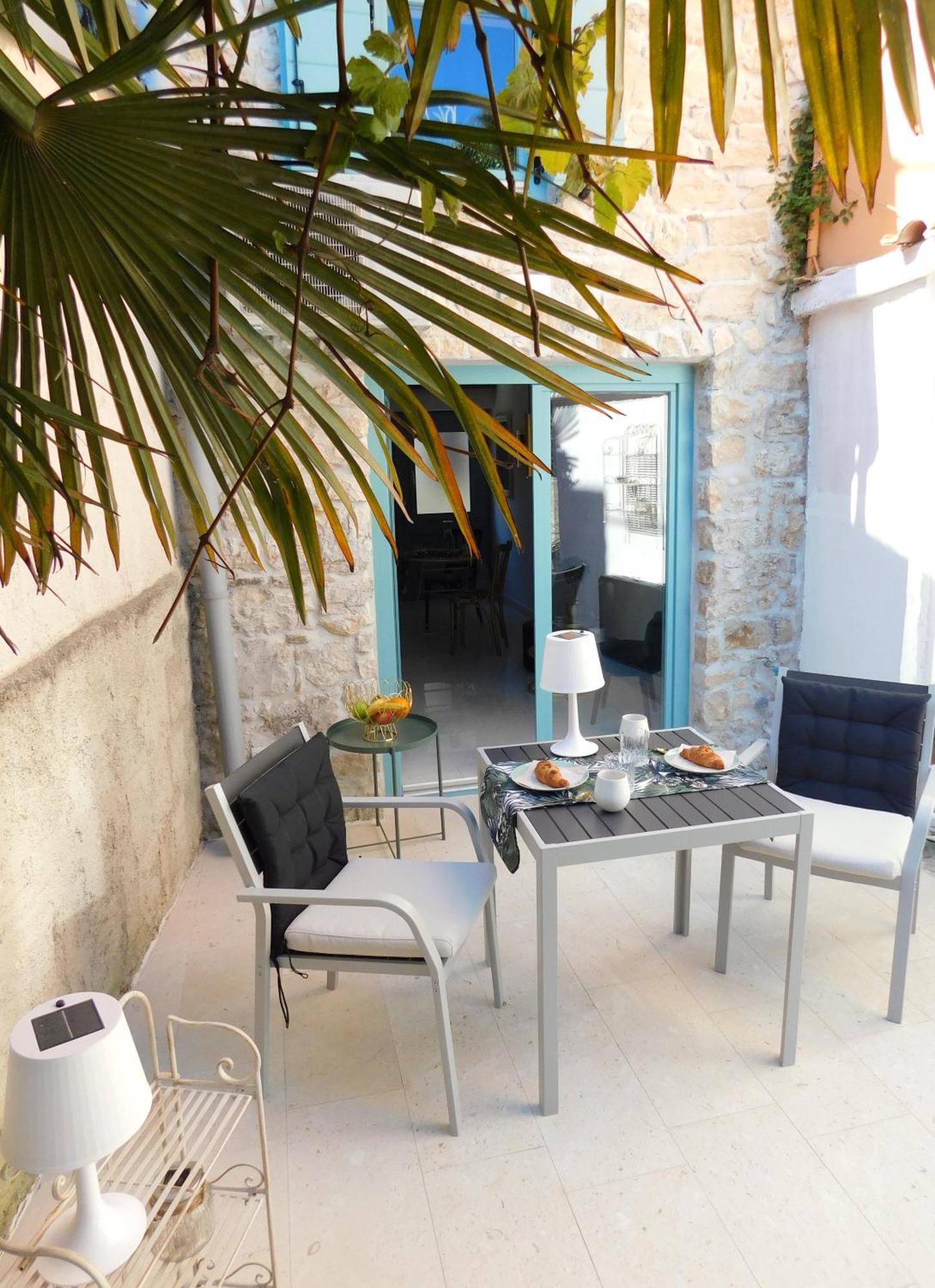 Bezauberndes Steinhaus Mit Garten In Der Altstadt Von 로비니 외부 사진